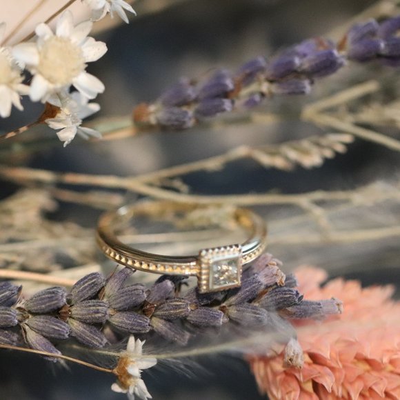 Green Moss Grows | 14K gold and green sapphire ring - Picture 5 of 13